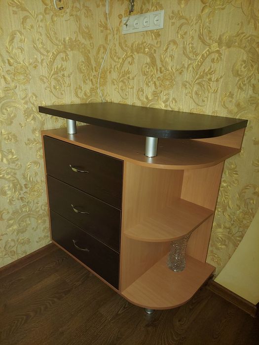 Стіл-тумба в ідеальному стані.