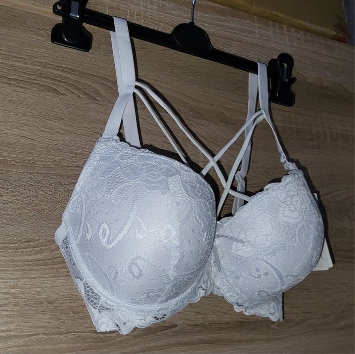 Nowy biustonosz ze strapsami,rozmiar 80D