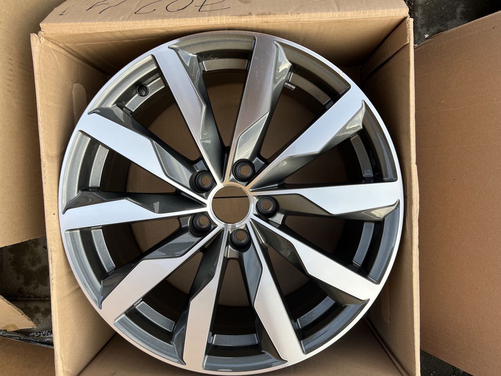 Felga 8,0x18 ET40 Audi A4 A5 8W0 ładna