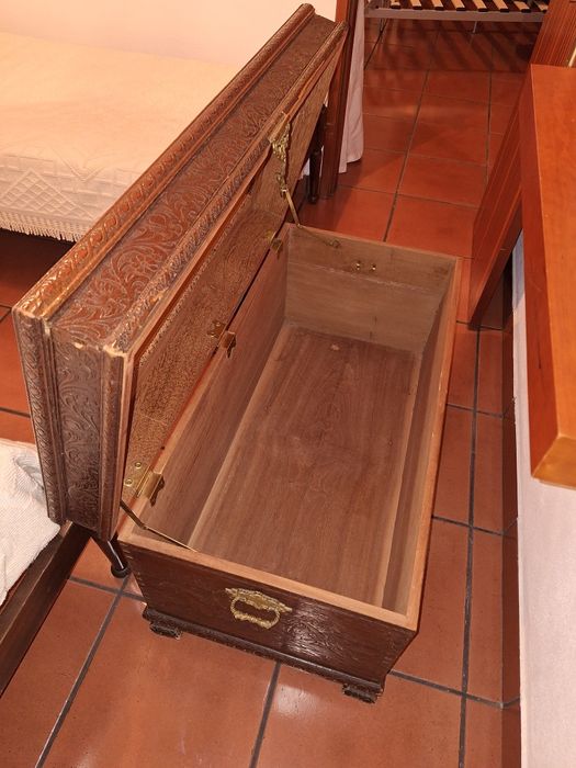 Baú de madeira antigo