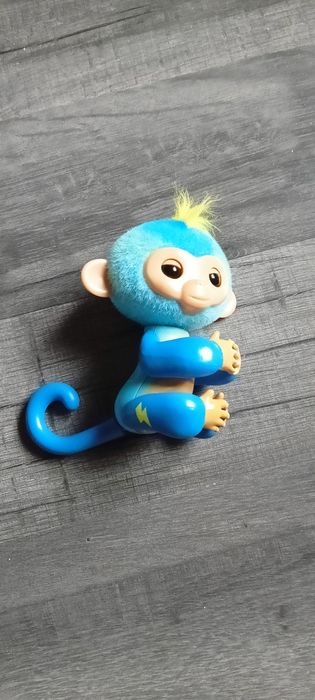 Małpka interaktywna fingerlings niebieska