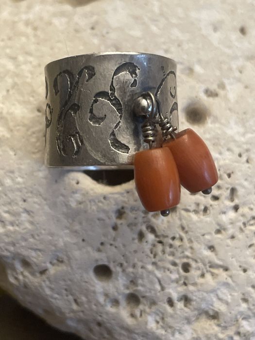 Stary srebrny Pierscionek z dyndalkiem koral antykwaryczny