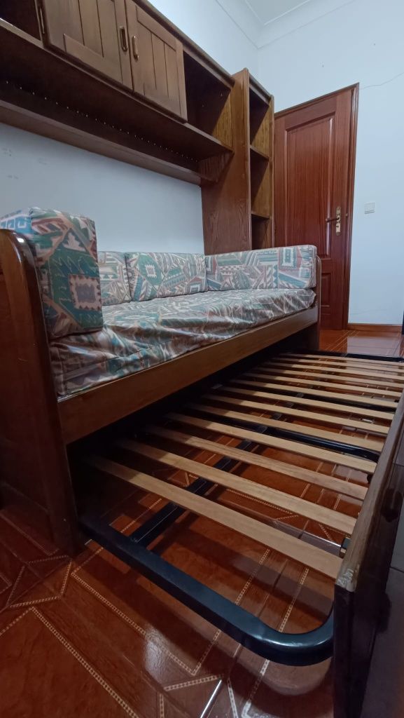 Estúdio com sofá cama armário e livreiro