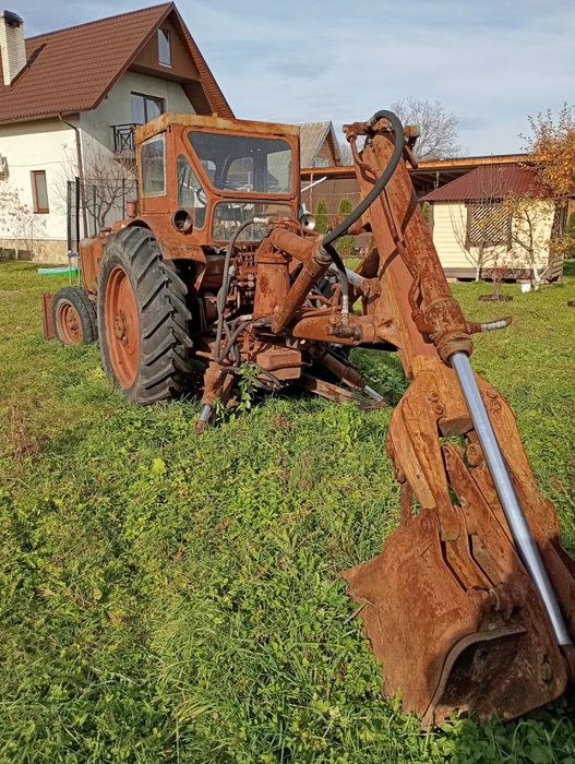 Трактор ескаватор