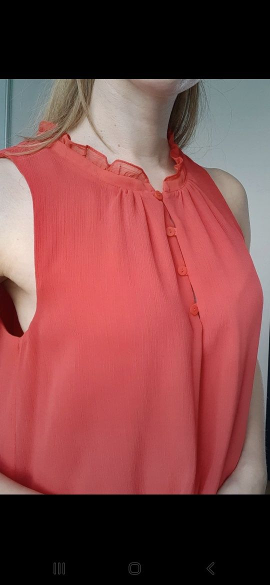 Elegancka czerwona bluzka bez rękawów pod żakiet marynarkę