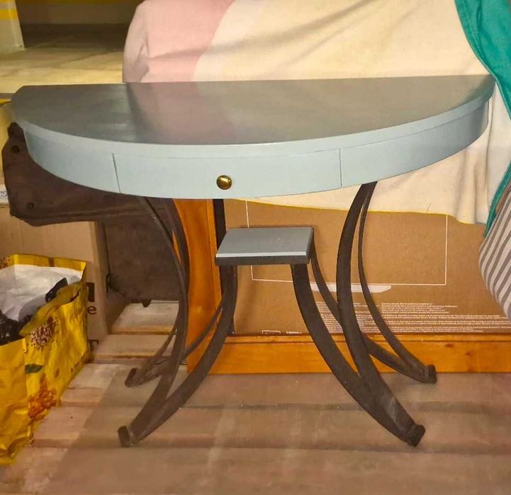 Consola com pés em ferro