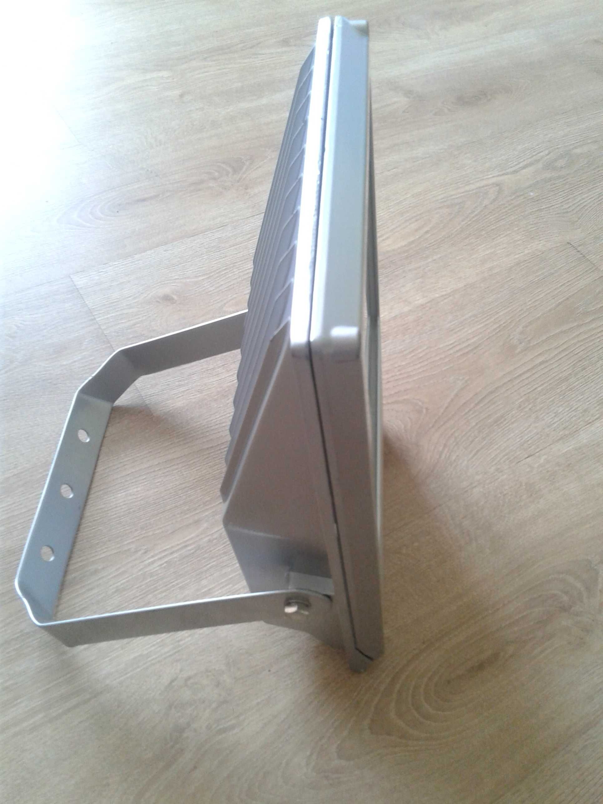Lampa(latarnia ),zewnętrzna ,naścienna halogenowa.Nowa!.