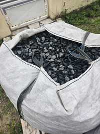 Pedras ornamentais de jardim brancas 2000kg  pretas 1000kg