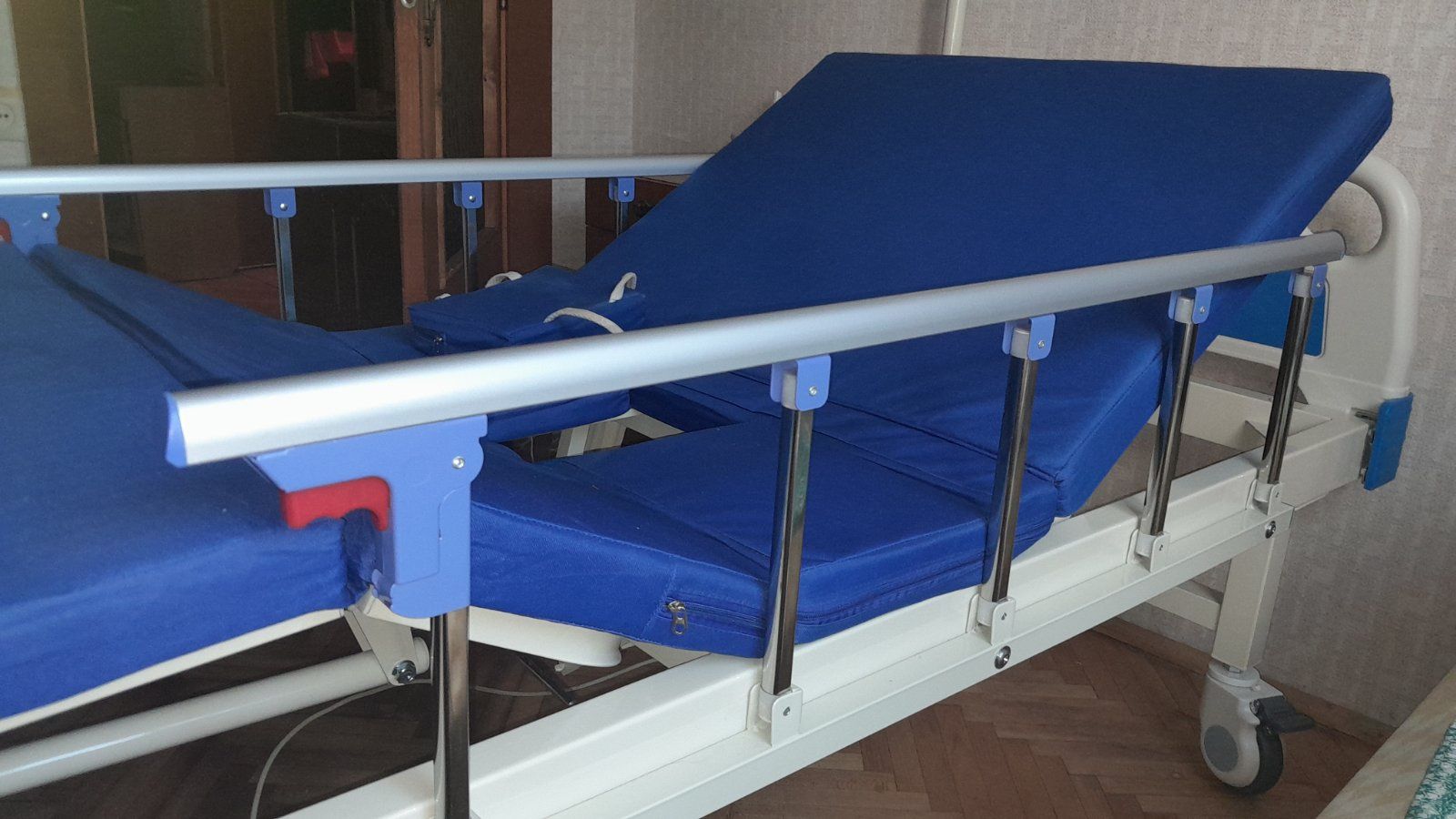 Медичне ліжко 4 секційне з туалетом
