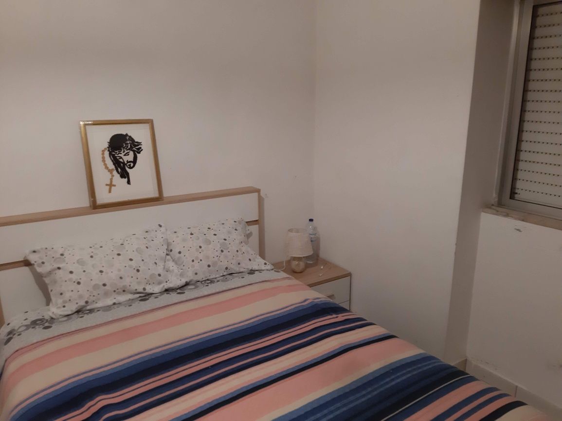 Alugo quarto mobilado com TV e net
