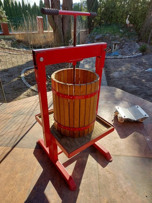 Duża prasa - wyciskarka do soku