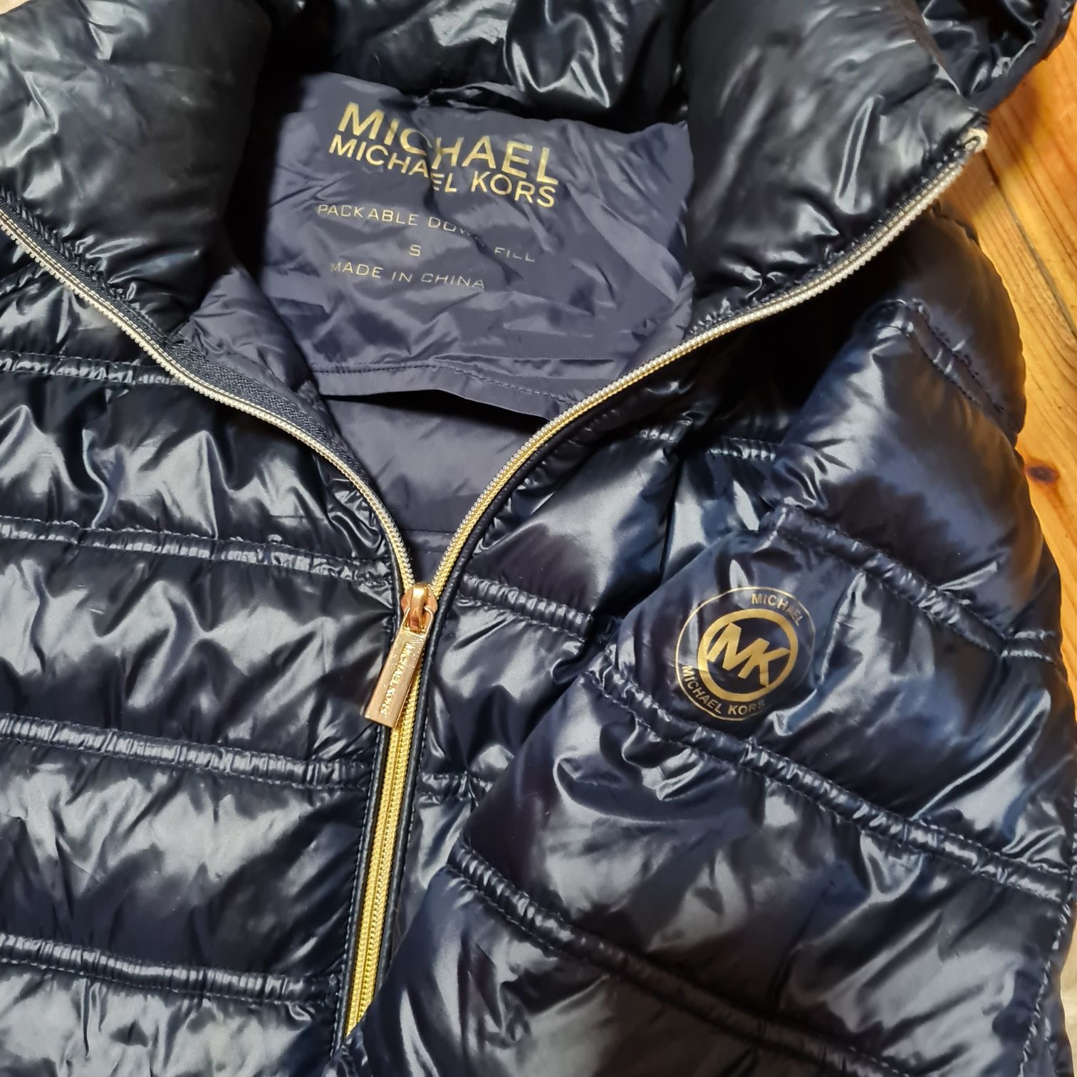 Michael Kors kurtka pikowana połyskująca świecąca granatowa z kapturem