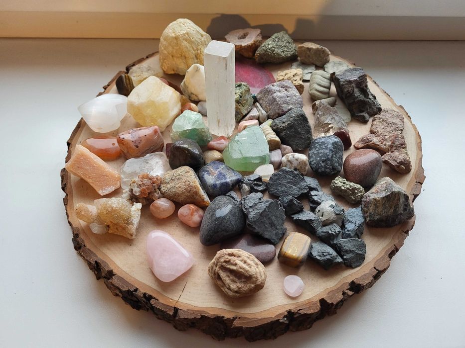 kolekcja kamieni, minerałów z podstawką do ekspozycji #2