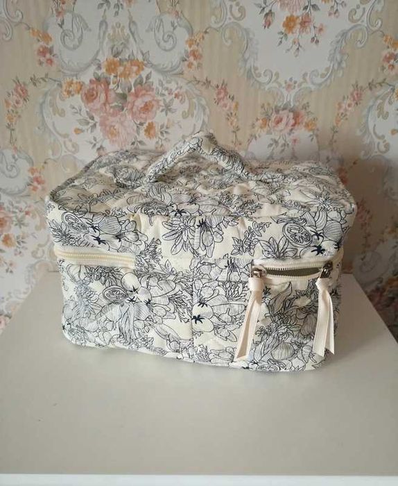 Elegancka duża pojemna kosmetyczka kuferek wzór kwiatowy.