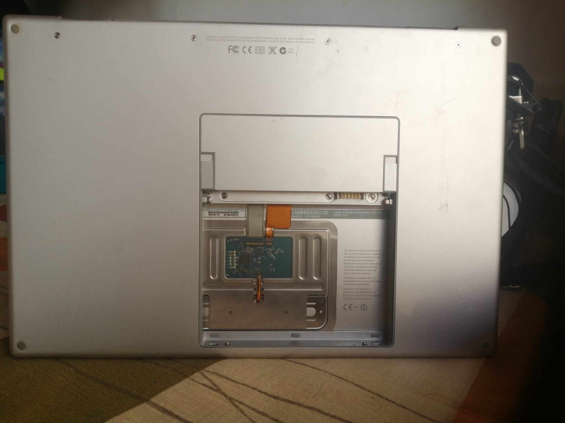 MacBook pro a funcionar  todo em alumínio sem bateria