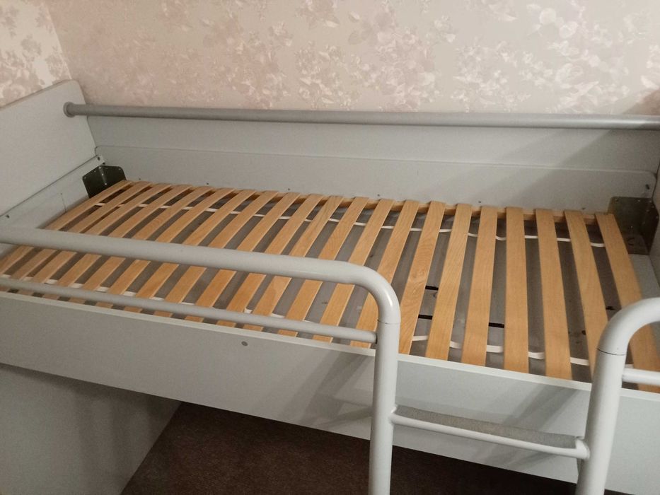 Продаю меблі -  дитячу кімнату (ліжко "чердак", шафа, 2 тумби, стіл).