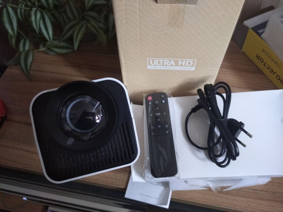 Портативний проектор для дому 4К, WiFi та Bluetooth + пульт, HY300