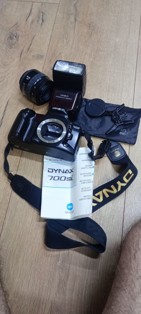 Aparat Minolta Dynax 700si plus obiektyw i lampa, zestaw