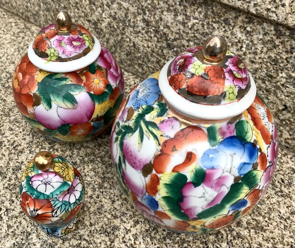 Conjunto de três jarros de porcelana chinesa