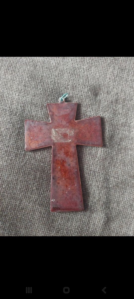 Cruz esmaltada figurativa