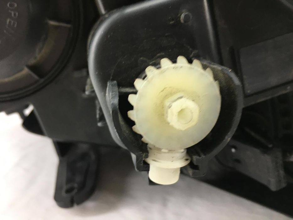 Фара передня ліва OPEL MOKKA 2012-2016 95095500