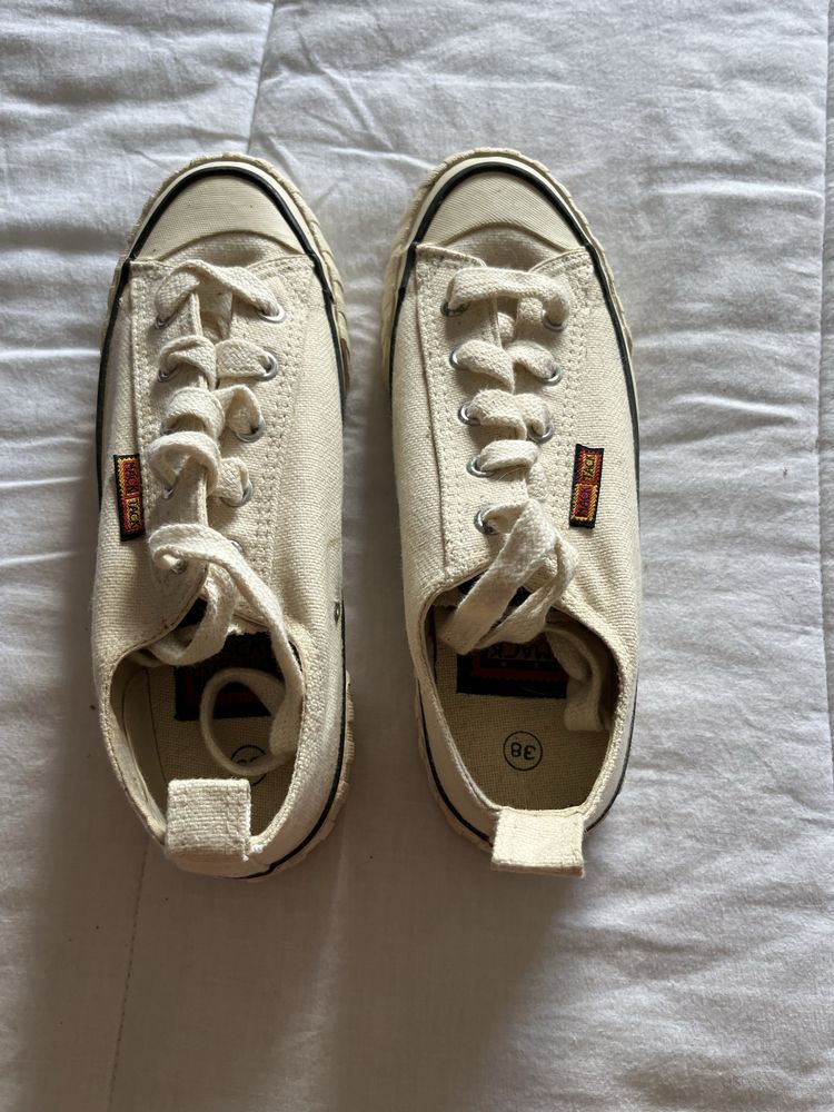 Sapatilhas cor branco sujo