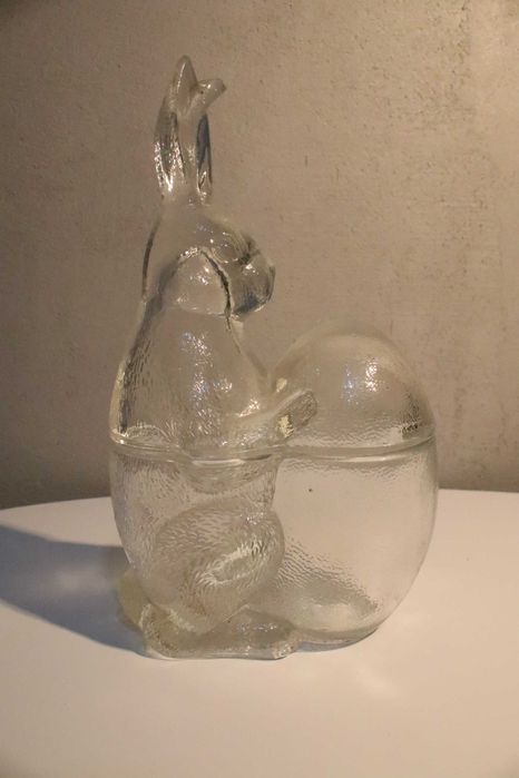 Szklany królik z jajkiem PRL bombonierka
