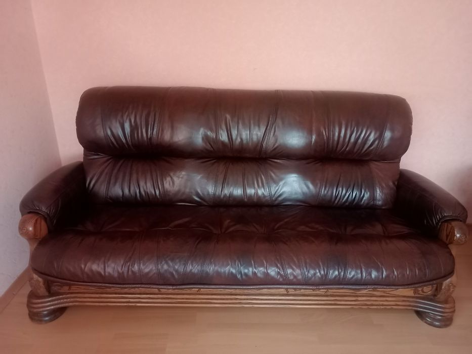 Продам диван шкіряний з елементами з натурального дерева.