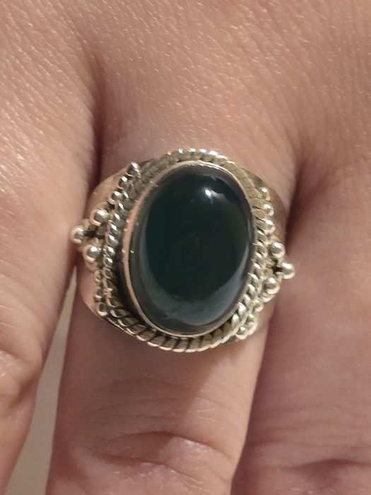 Stary, srebrny pierscionek z zielonym oczkiem