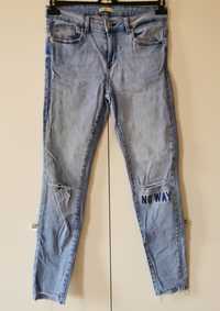 Jeansowe spodnie z przetarciami rozmiar M
