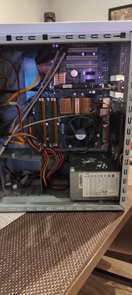 Komputer C2D E6750, R5 240, 4Gb RAM, 250 gb
