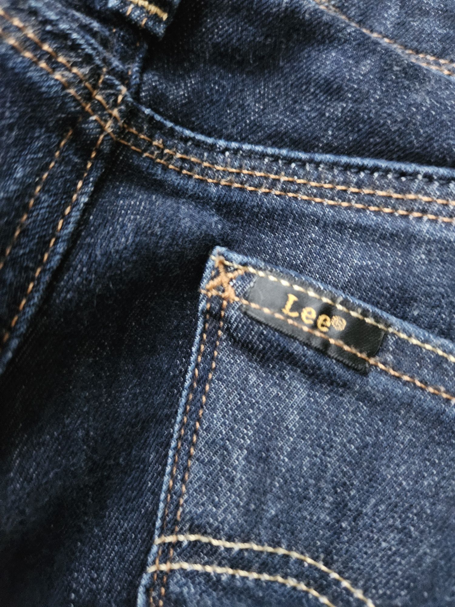 Klasyczne, proste jeansy damskie LEE – ciemny denim, idealne dopaso