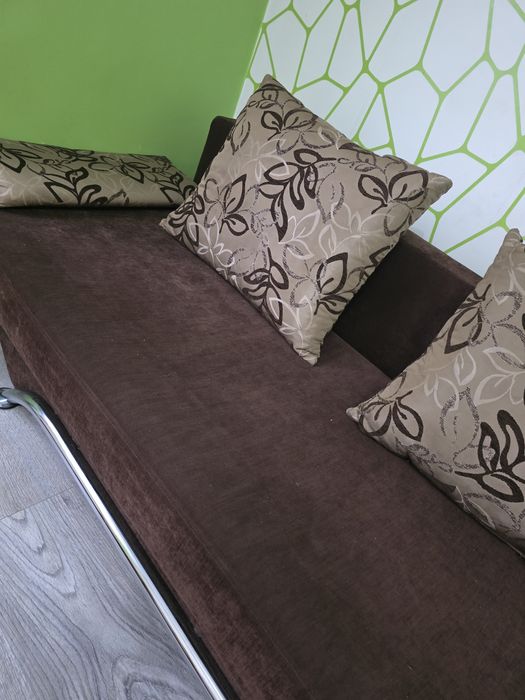 Brazowa rozkładana kanapa 140x200 z pojemnikiem