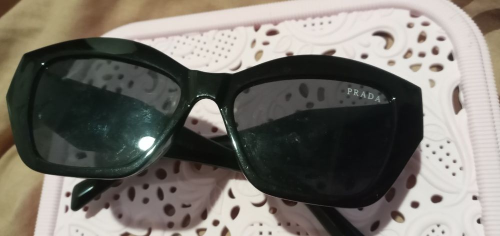 Солнцезащитные очки Prada