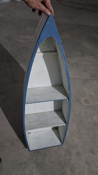 Barco de madeira com prateleiras