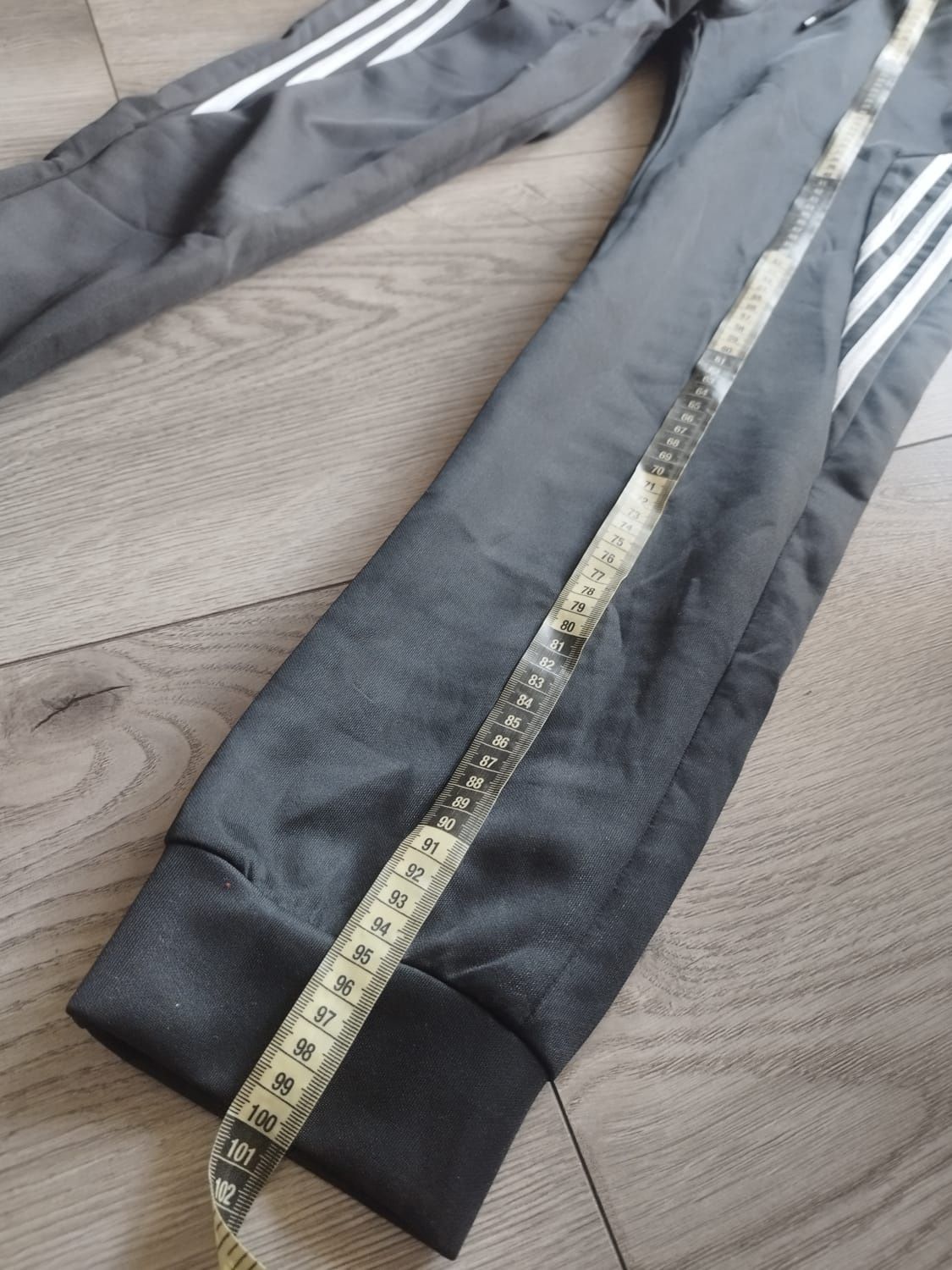 R.XL czarny dres z modnymi białymi paskami
