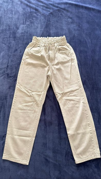 Calça jeans de lavagem clara e elástico na cintura