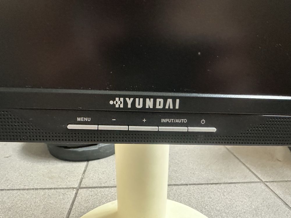 Monitor komputerowy hyundai t91d 19” cali