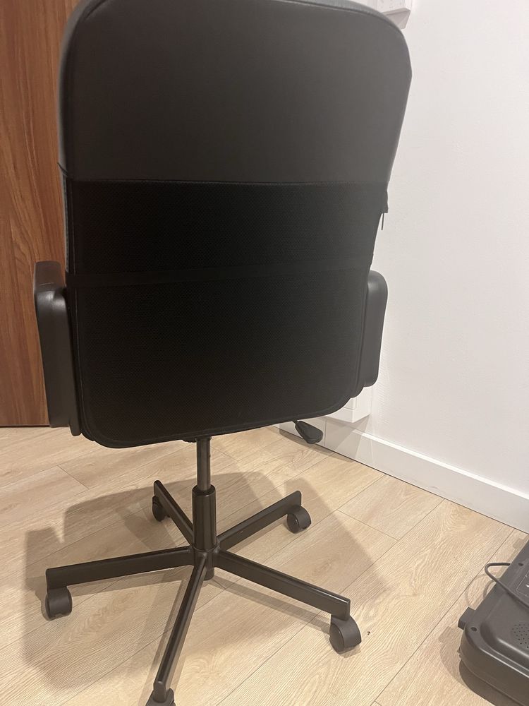 Fotel biurowy z podstawką ergonomiczną dla pleców