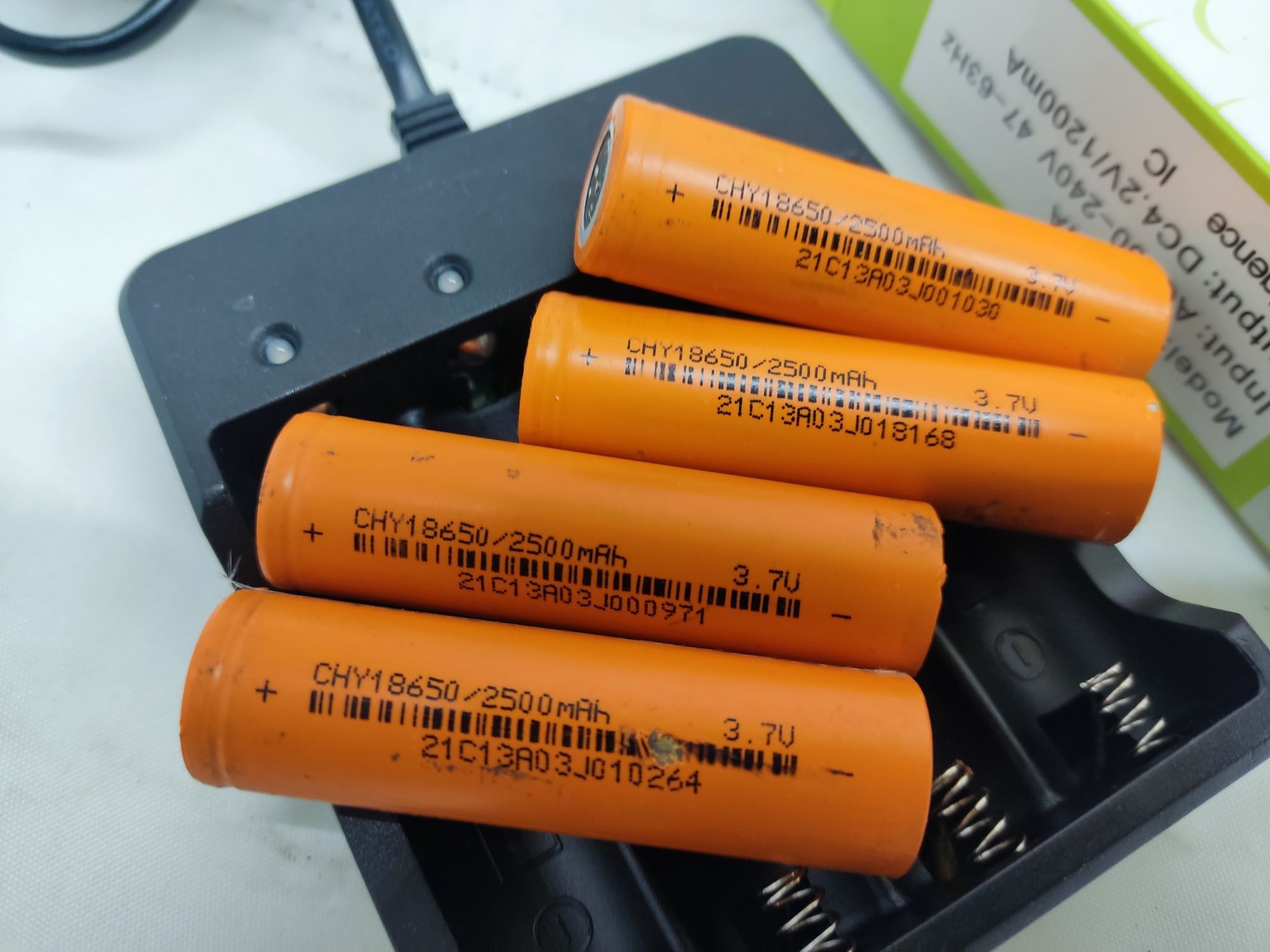 Ładowarka Ogniw 18650 AkumulatOR Li Ion 3,7v 4,2v + 4 X OGNIWO 2500mAh