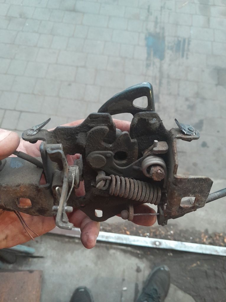 Zamek maski przedniej passat b5 fl