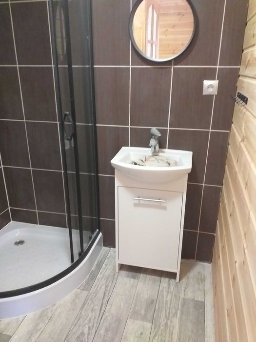 drewniany domek letniskowy nad jeziorem Wdzydze