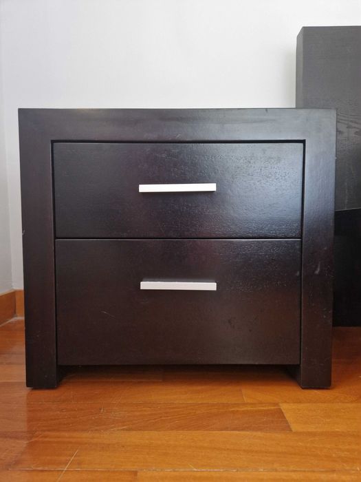 Cama com estrado e 2 mesinhas de cabeceira