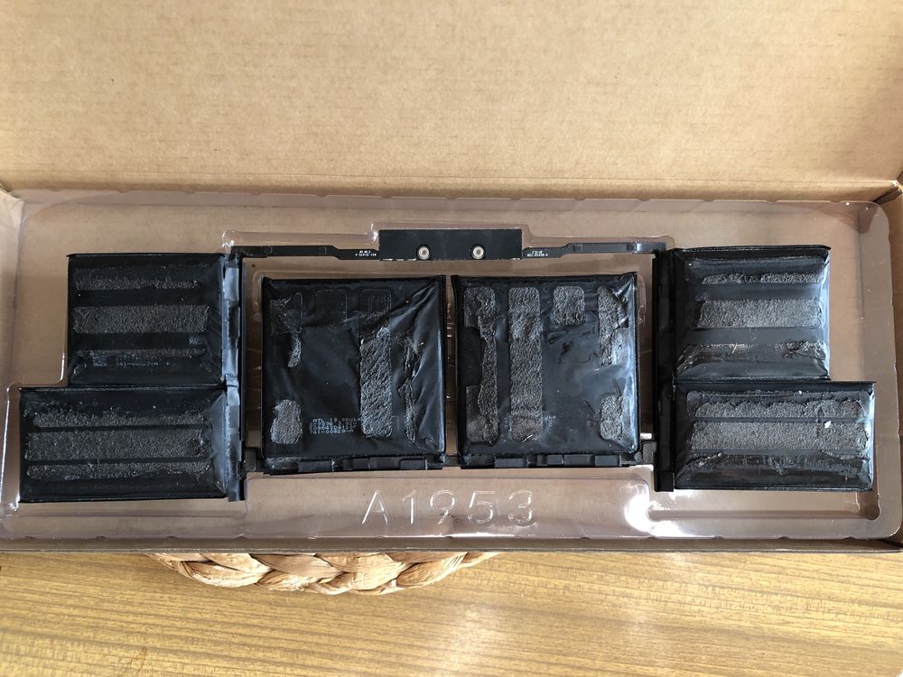 Оригінальна батарея з MacBook pro 2018, 15’, A1953 вздута