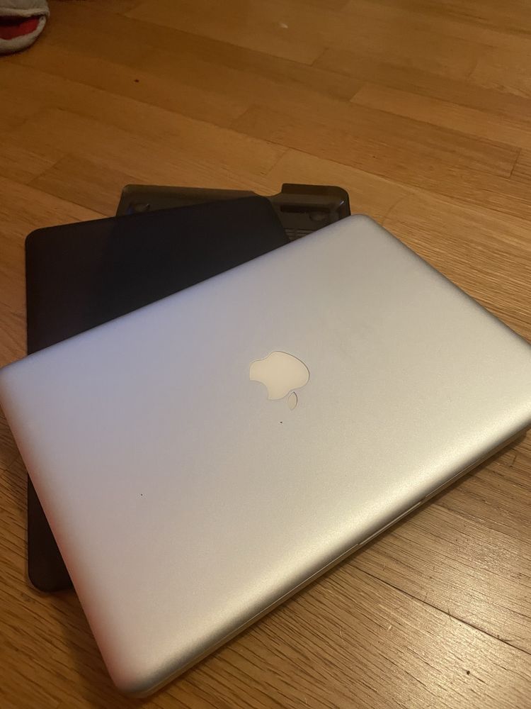 Macbook Pro , capa e carregador incluido