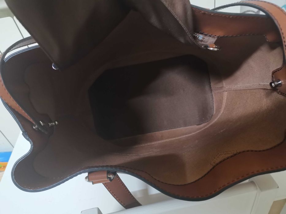 Mala em pele marca Caroll como nova