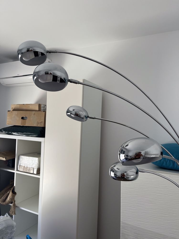 Candeeiro de pė moderno de metal com base em pedra marmore