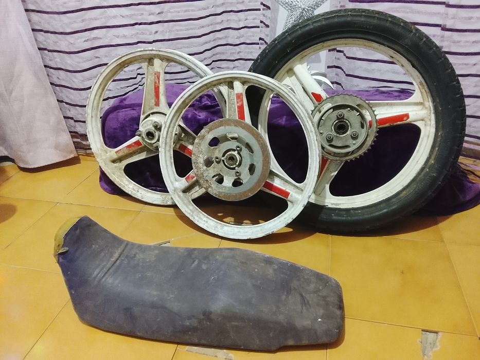 3 Jantes de mota Honda NSR 50 e 1 banco da mesma