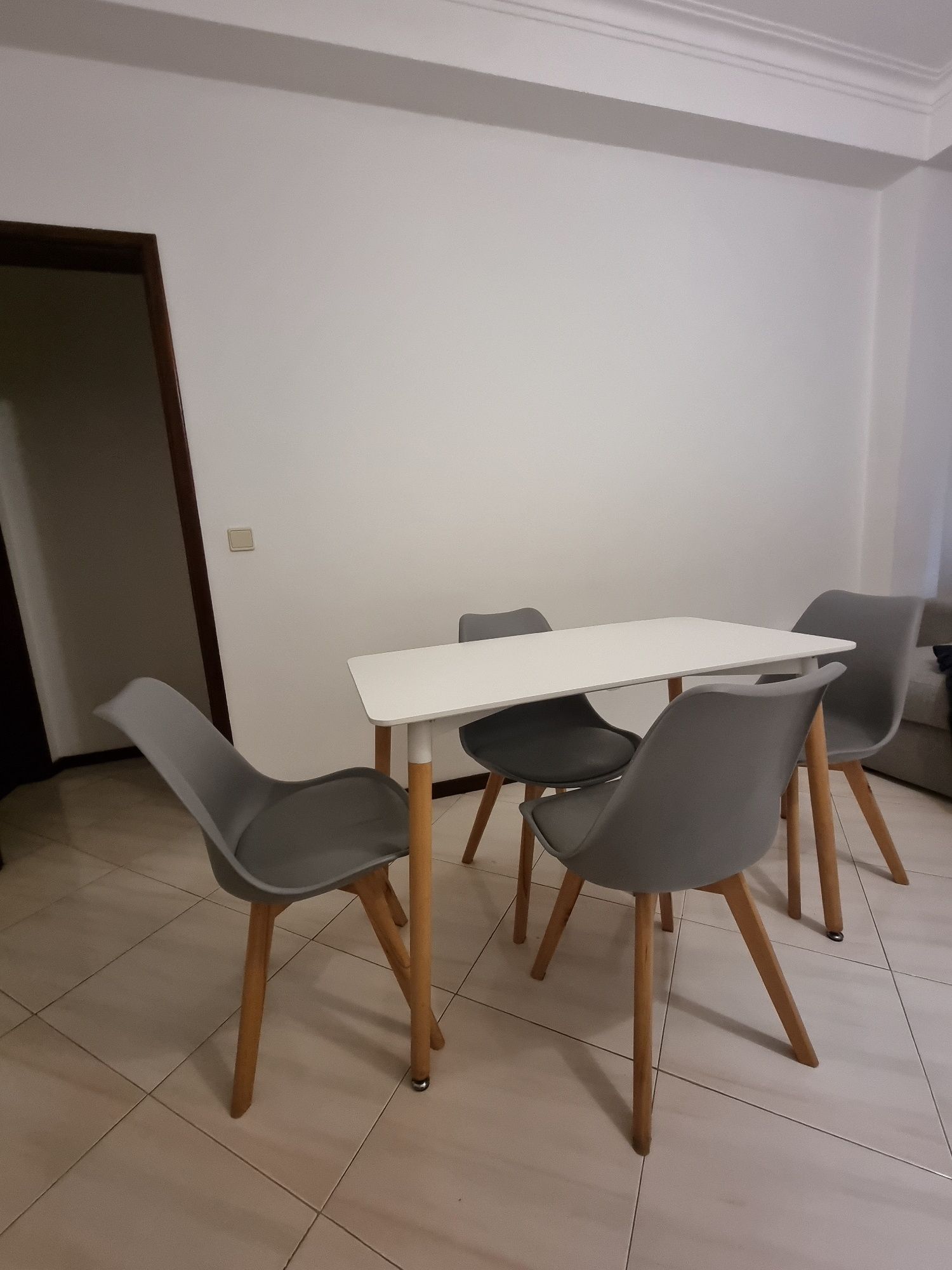 Conjunto de mesa de jantar com 4 cadeiras em excelente estado
