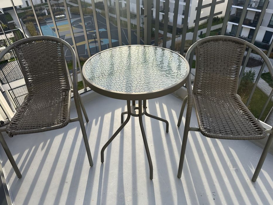 Sprzedam stół z krzesłami.